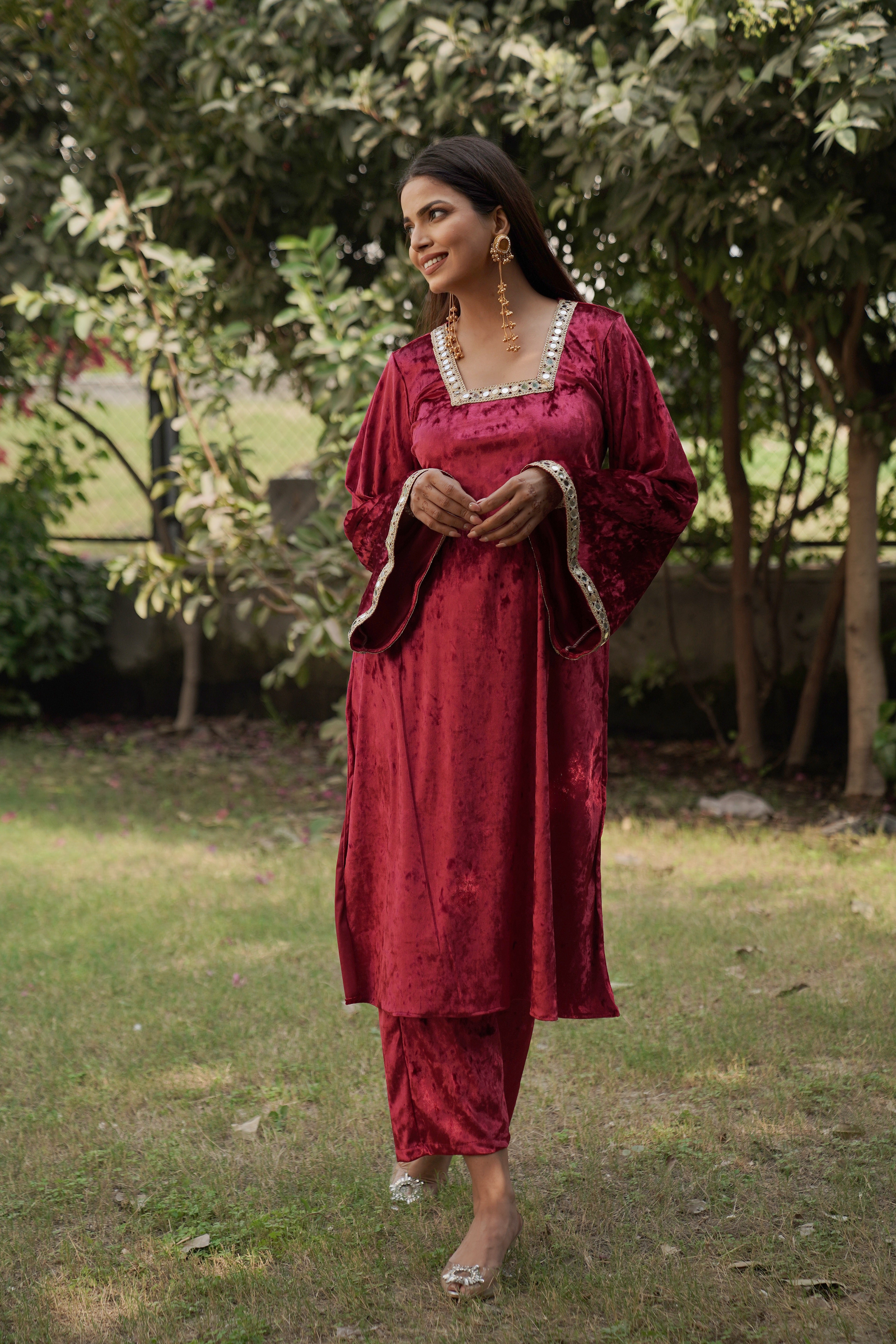 Navdana Red Mirror Lace Velvet Kurta Set – NANDINI